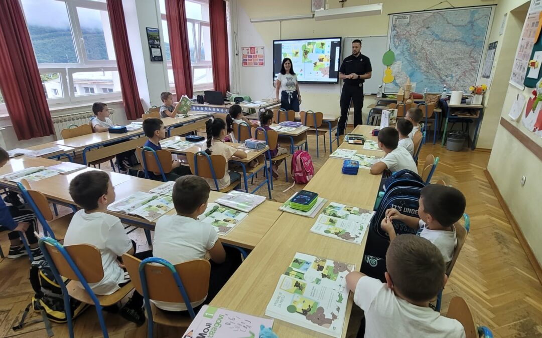 Policijski službenik u OŠ Nikole Tesle – edukacija prvašića o sigurnosti u prometu