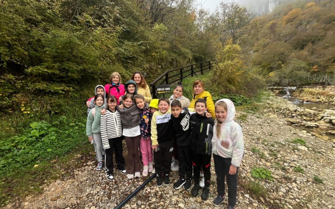 Učenici PŠ Srba na terenskoj nastavi posjetili izvor rijeke Une
